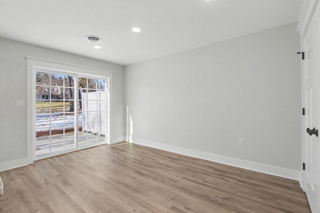 1355 Valley Green Rd - Photo 5 of 31