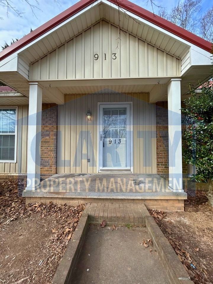 913 Whisperwood Trl Ne - Photo 2 of 30