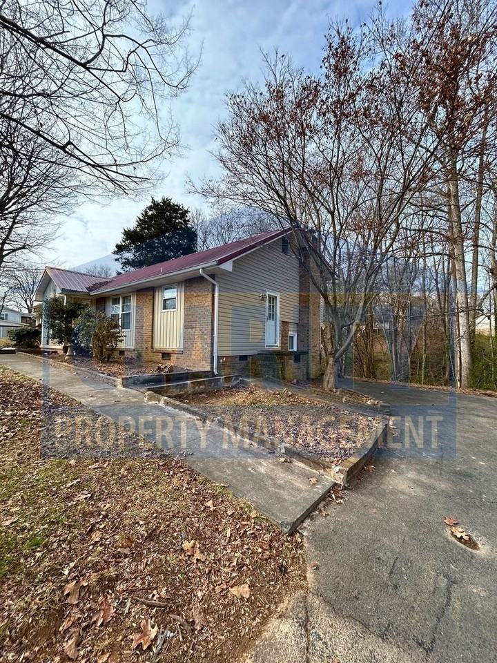 913 Whisperwood Trl Ne - Photo 3 of 30