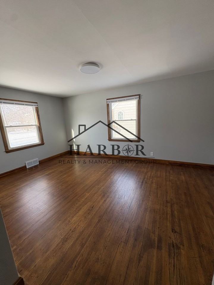 1311 6th St Se - Photo 4 of 12