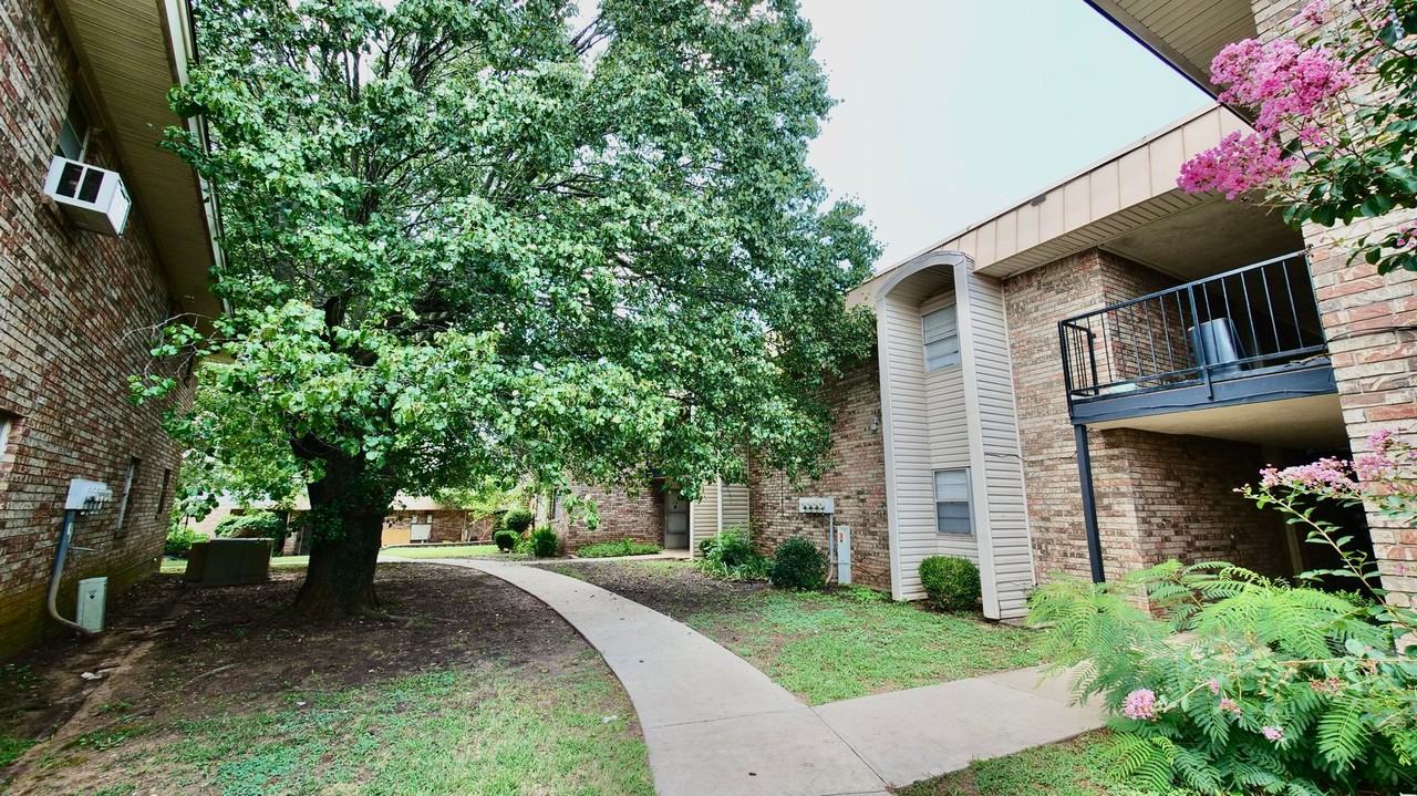 Villa Chateau Apartments - Photo 2 of 7