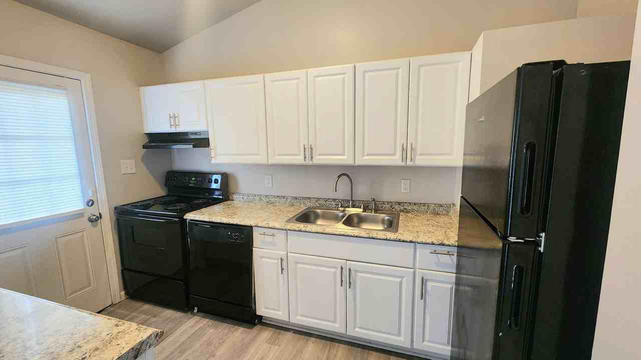 233 Ridgewood Ave - Photo 4 of 12