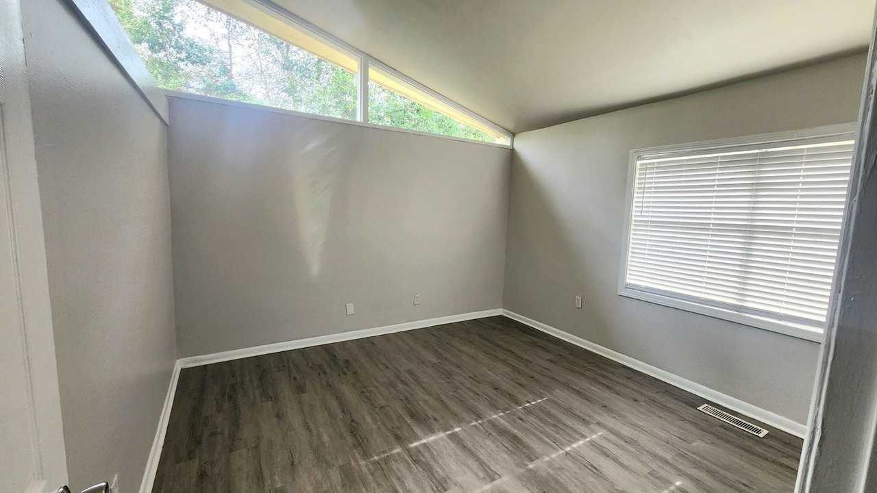 233 Ridgewood Ave - Photo 5 of 12