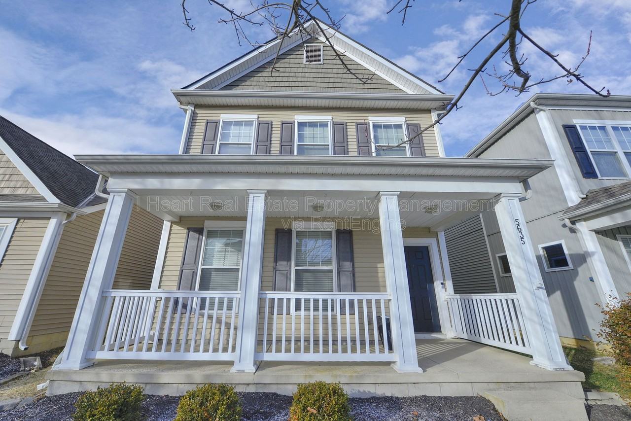 5635 Holly River Ave - Photo 3 of 37