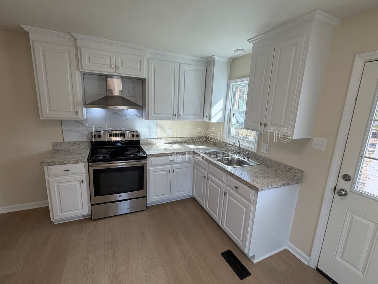 1021 Russell St - Photo 3 of 10