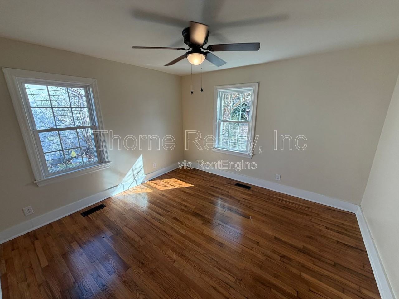 1021 Russell St - Photo 4 of 10