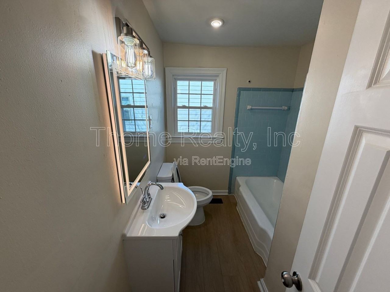 1021 Russell St - Photo 5 of 10