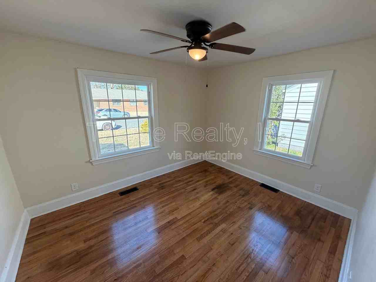 1021 Russell St - Photo 6 of 10