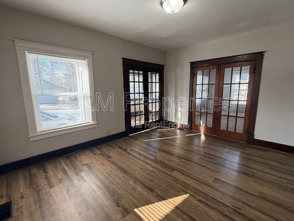 310 N Lindsay St - Photo 5 of 24