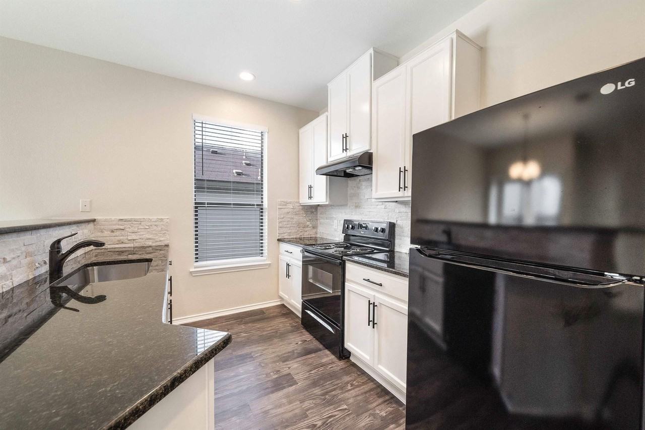 9000 Edmundsbury Dr - Photo 5 of 22