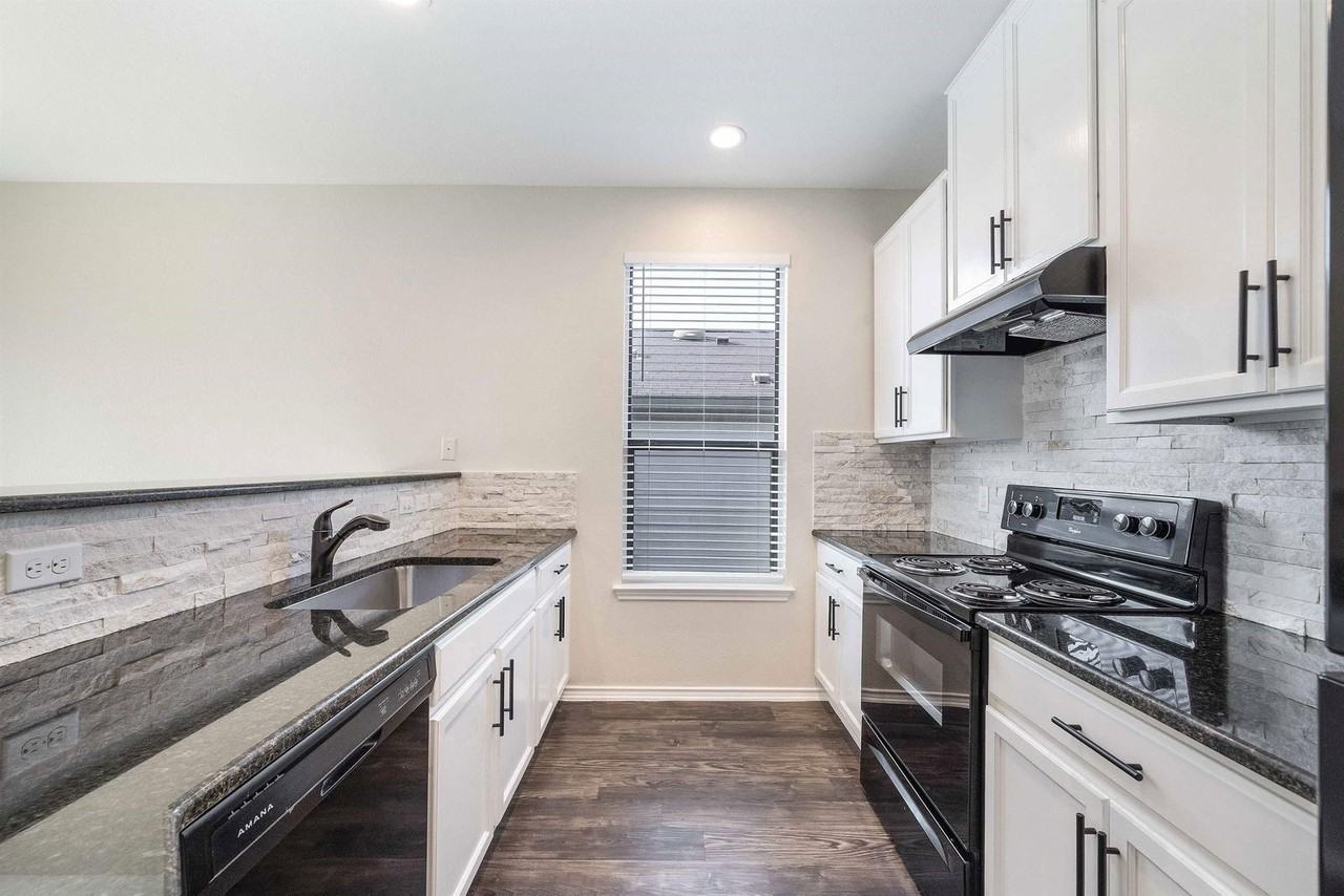 9000 Edmundsbury Dr - Photo 6 of 22