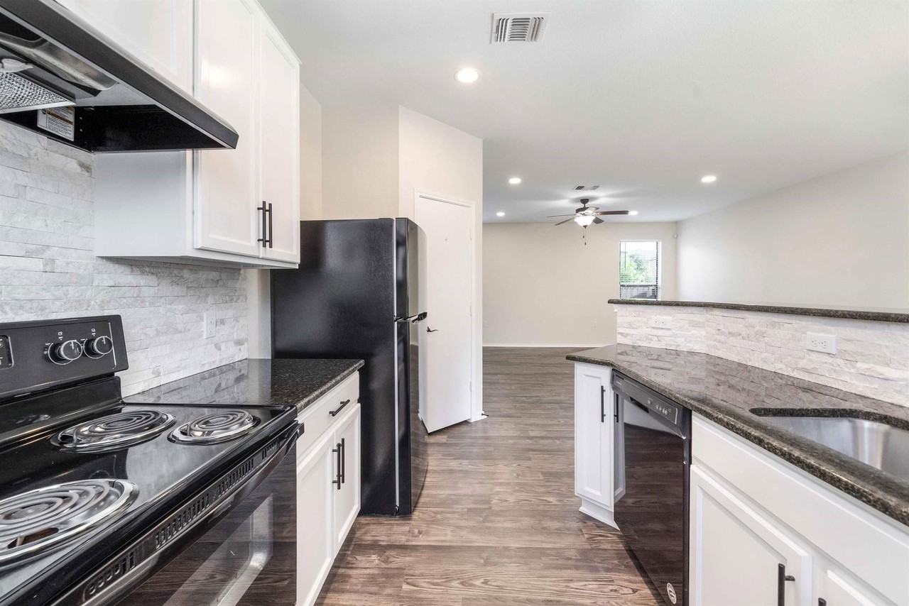 9000 Edmundsbury Dr - Photo 7 of 22