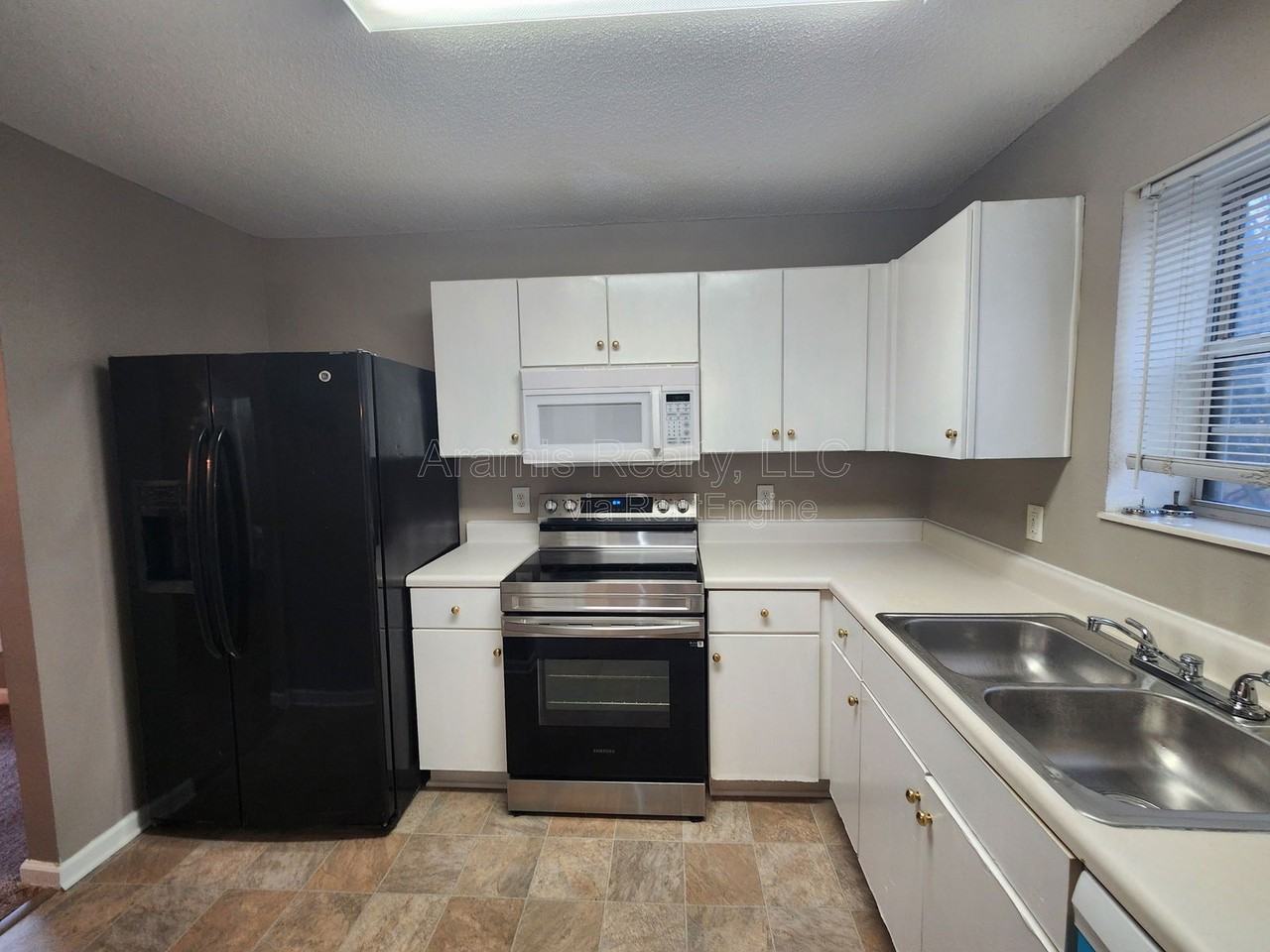 5886 Ravensway Dr - Photo 4 of 21