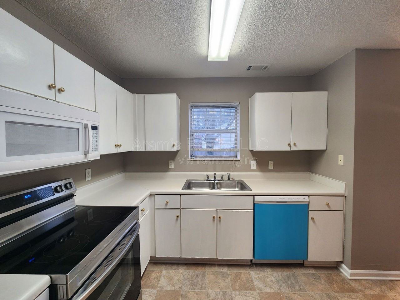 5886 Ravensway Dr - Photo 5 of 21