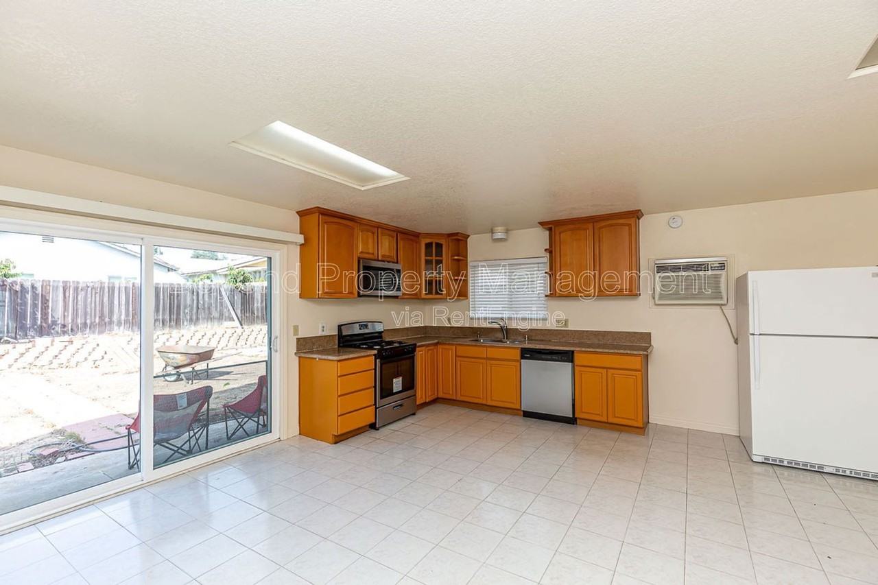 8740 Flanders Dr - Photo 5 of 24