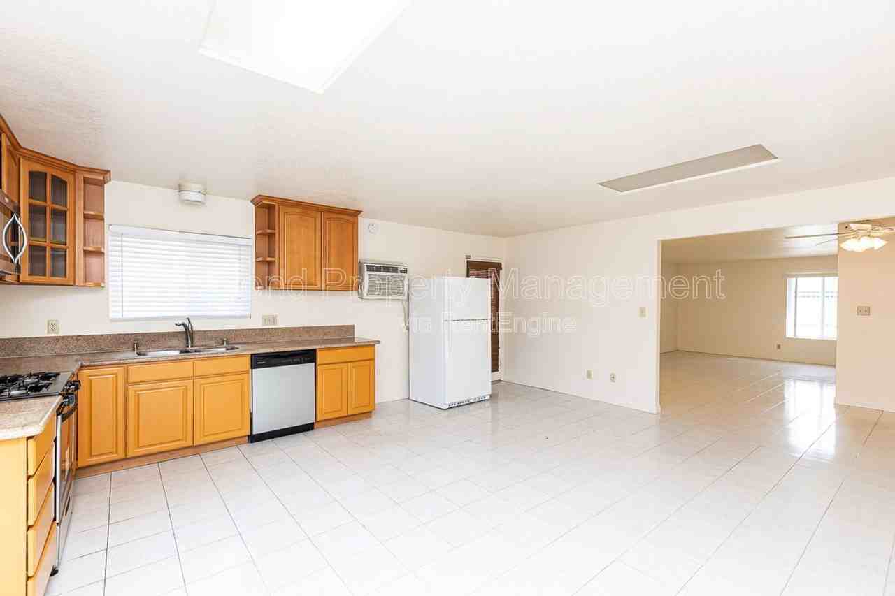 8740 Flanders Dr - Photo 6 of 24