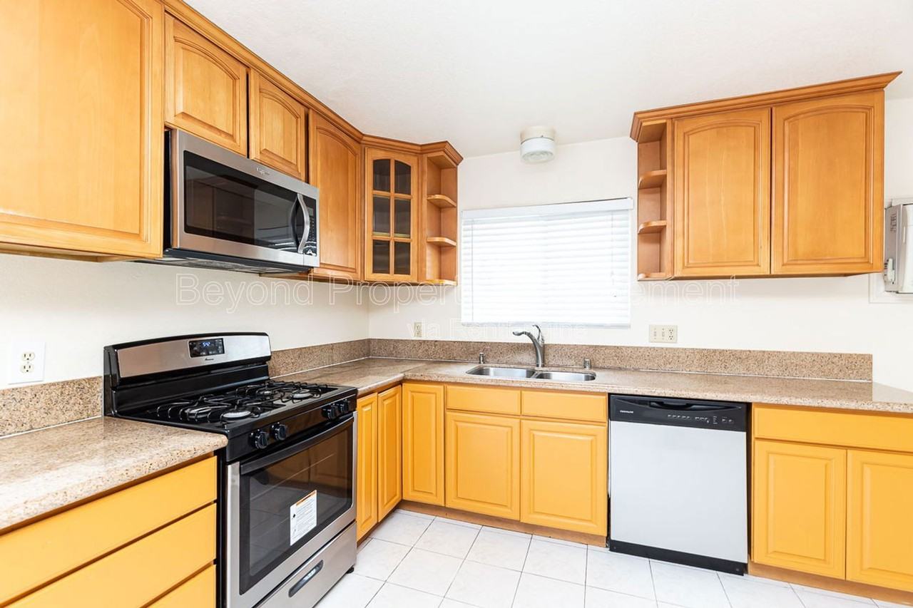 8740 Flanders Dr - Photo 7 of 24