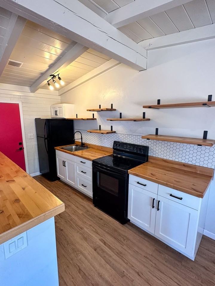 2770 N Forgeus Ave - Photo 5 of 29