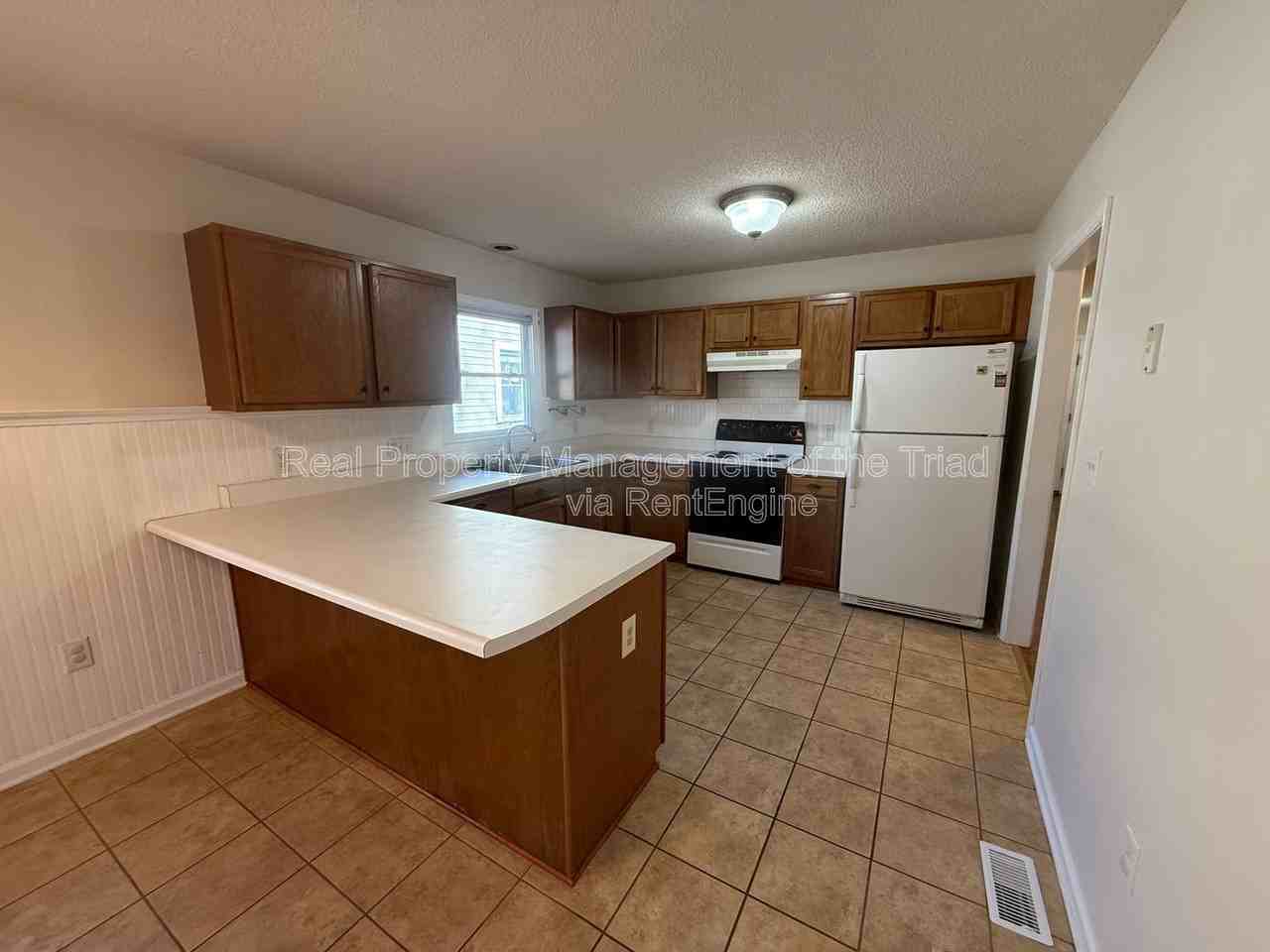 1921 Bradford St - Photo 6 of 22