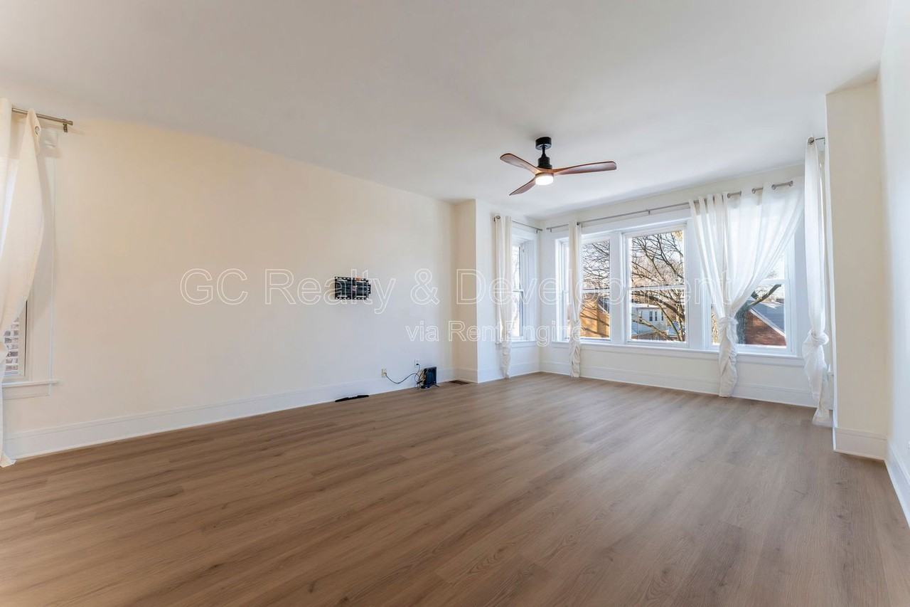 5737 N Washtenaw Ave #2 - Photo 3 of 19