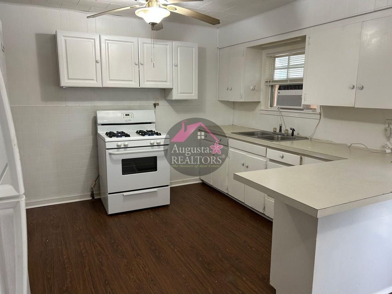 1411 James St - Photo 2 of 10