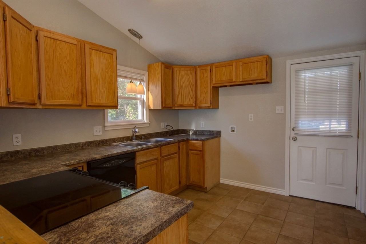 1616 Main St - Photo 5 of 8