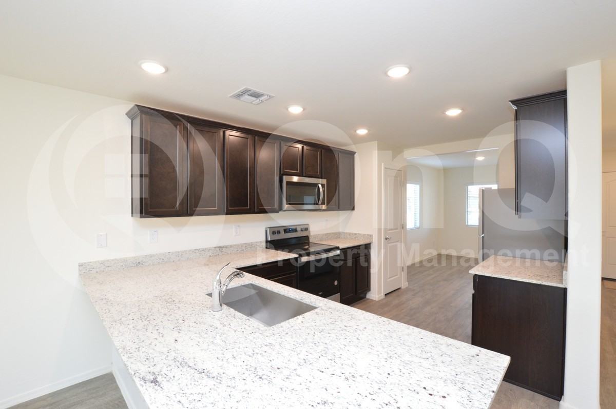 1537 E Kendall Pl - Photo 4 of 30