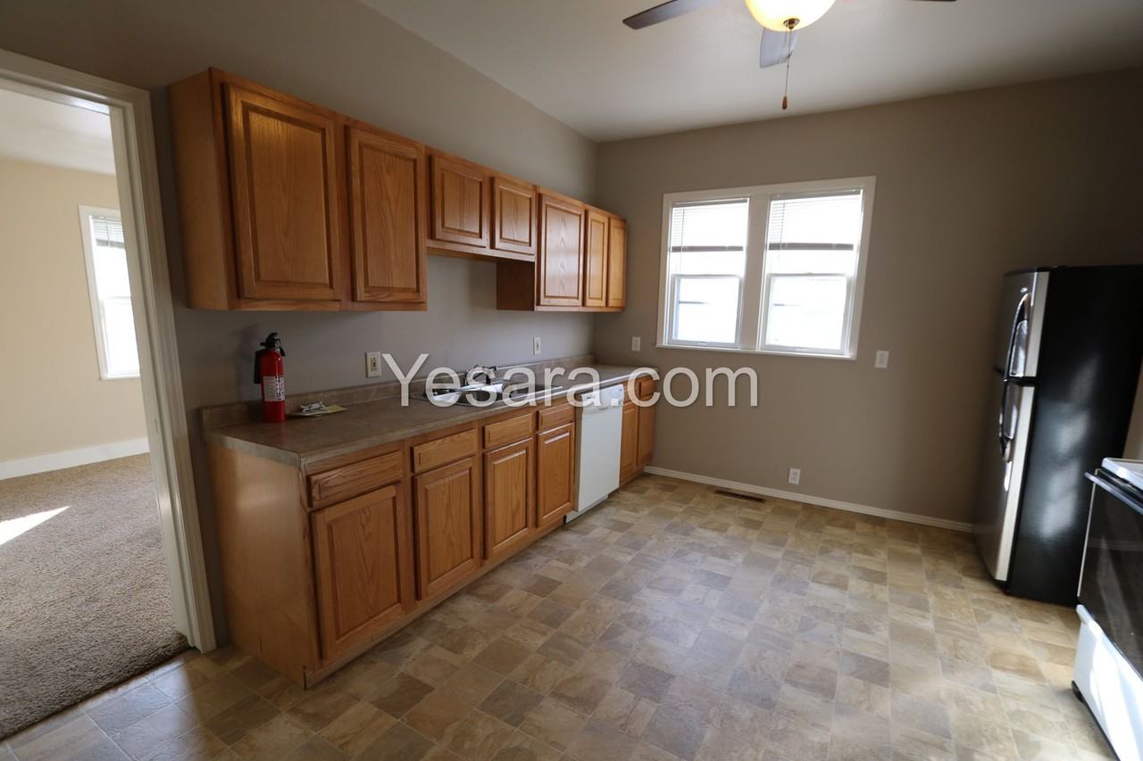 1323 Pearl St - Photo 6 of 19