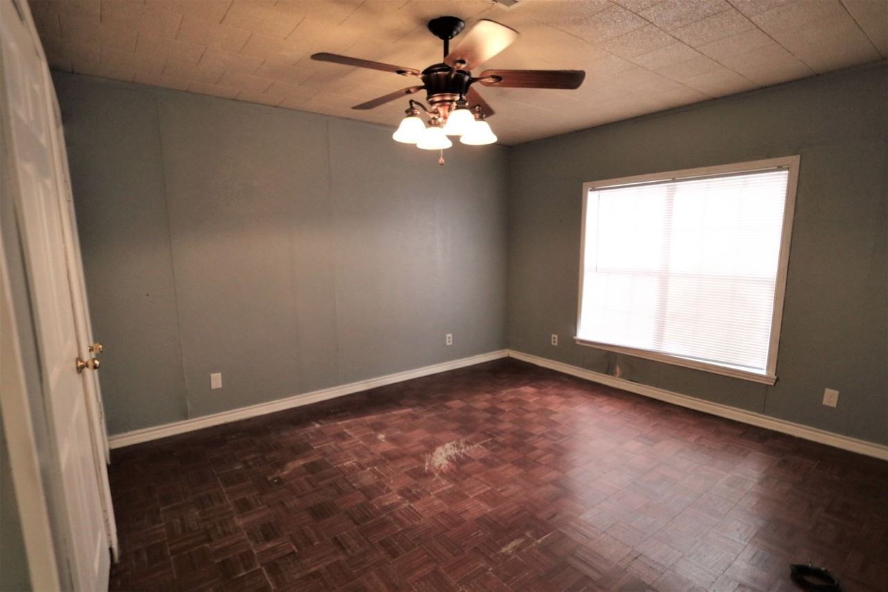 2708 Avenue N - Photo 5 of 11