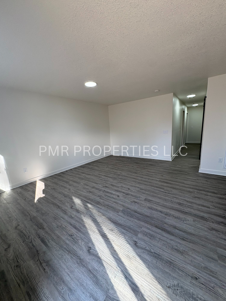 831 S 19th St - Photo 5 of 10