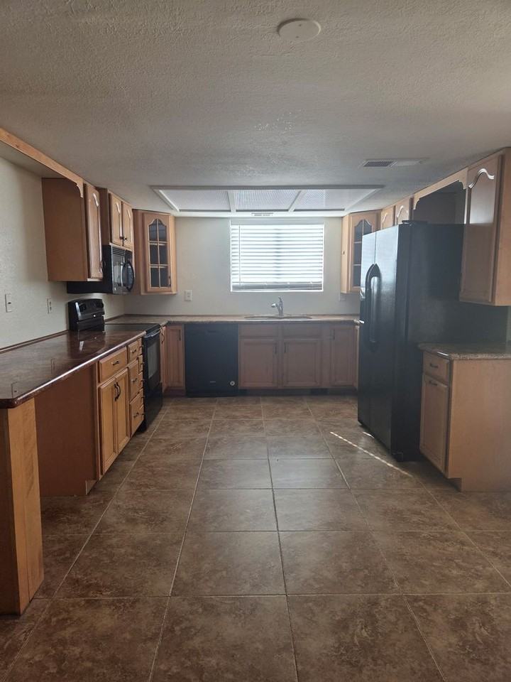 820 N Slater - Photo 3 of 7