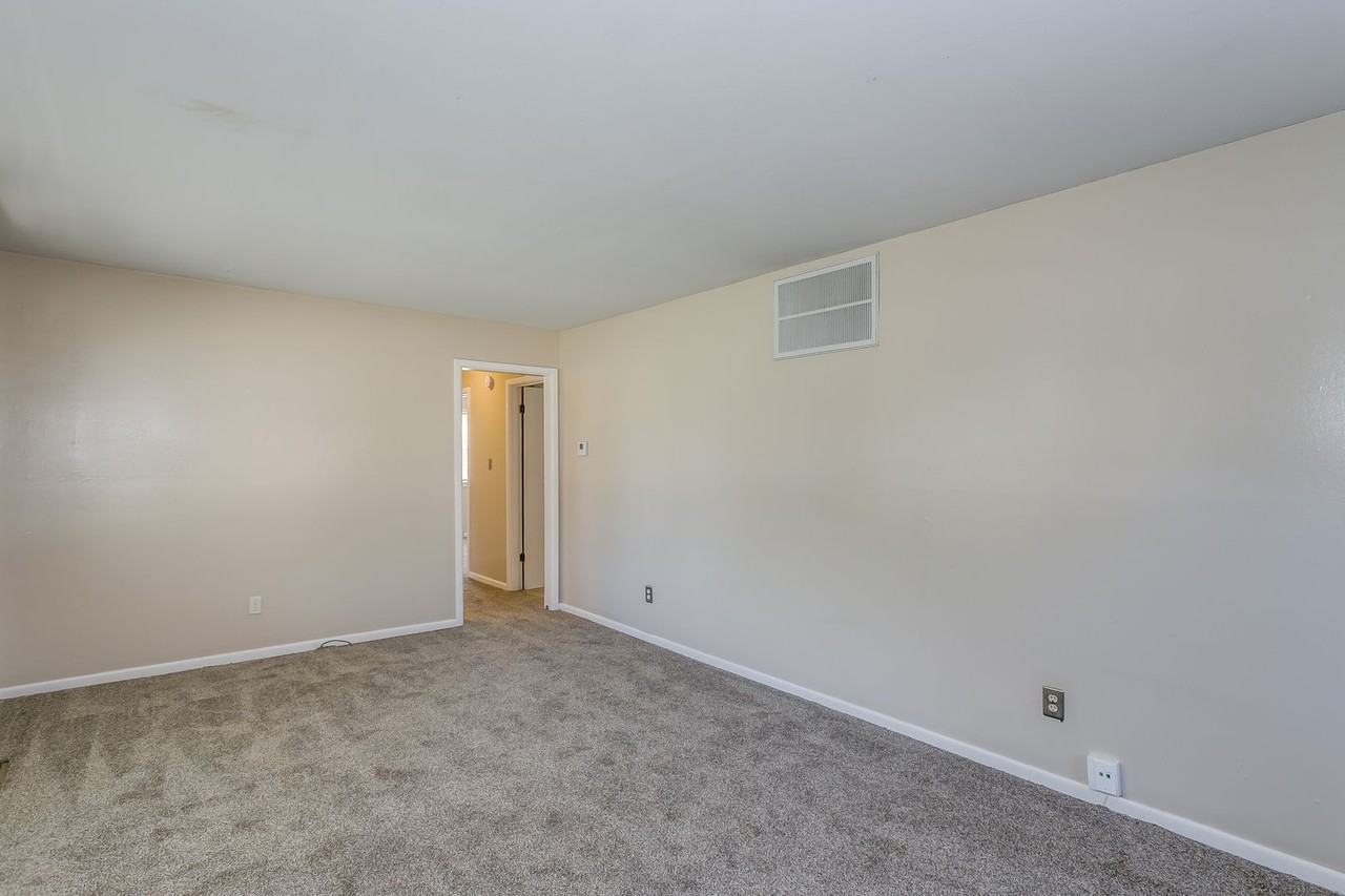 519 S Derby Ave - Photo 2 of 9