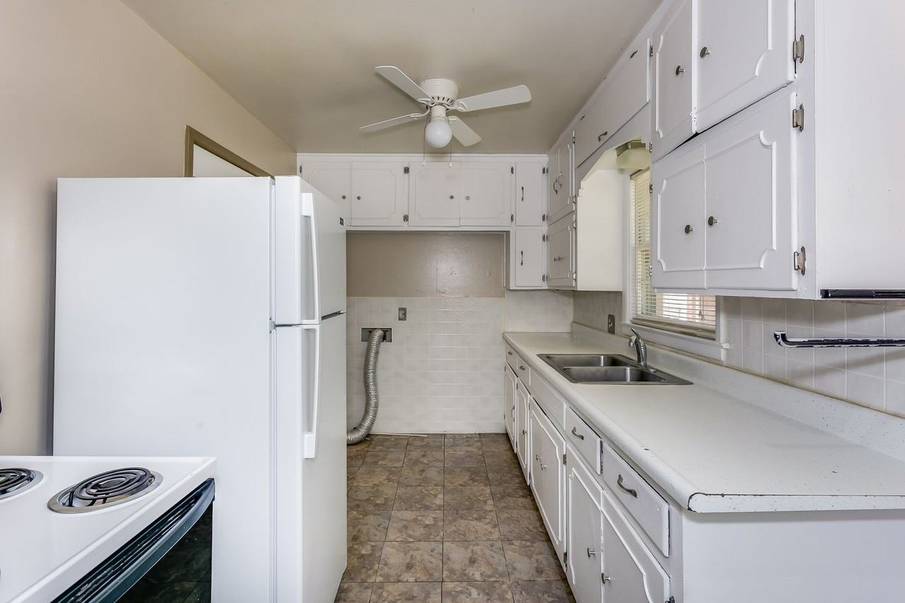 519 S Derby Ave - Photo 4 of 9