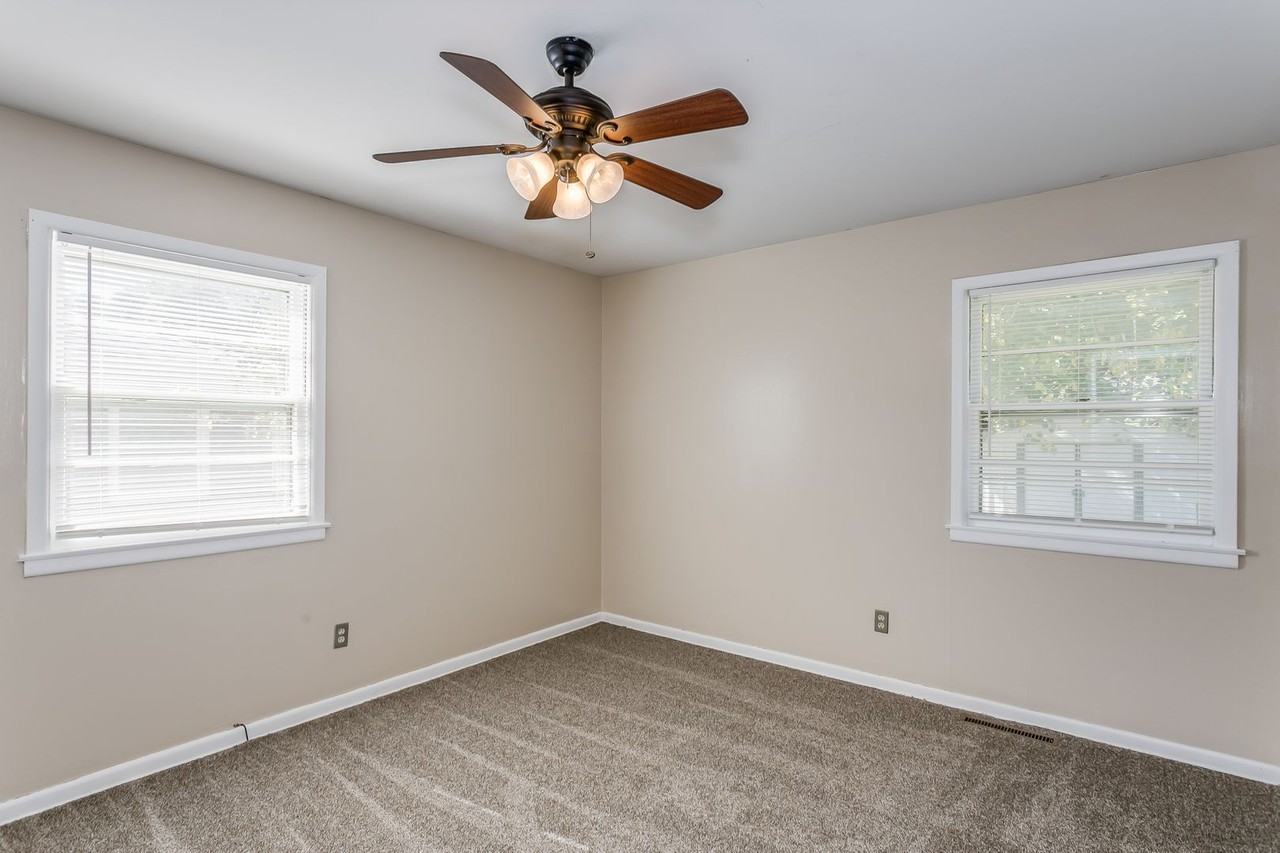 519 S Derby Ave - Photo 5 of 9