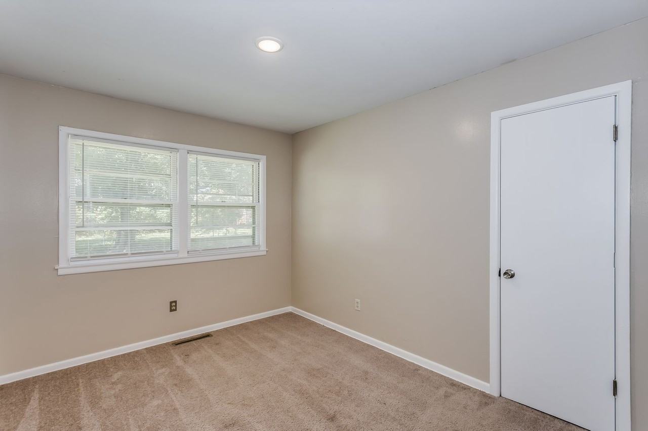 519 S Derby Ave - Photo 7 of 9