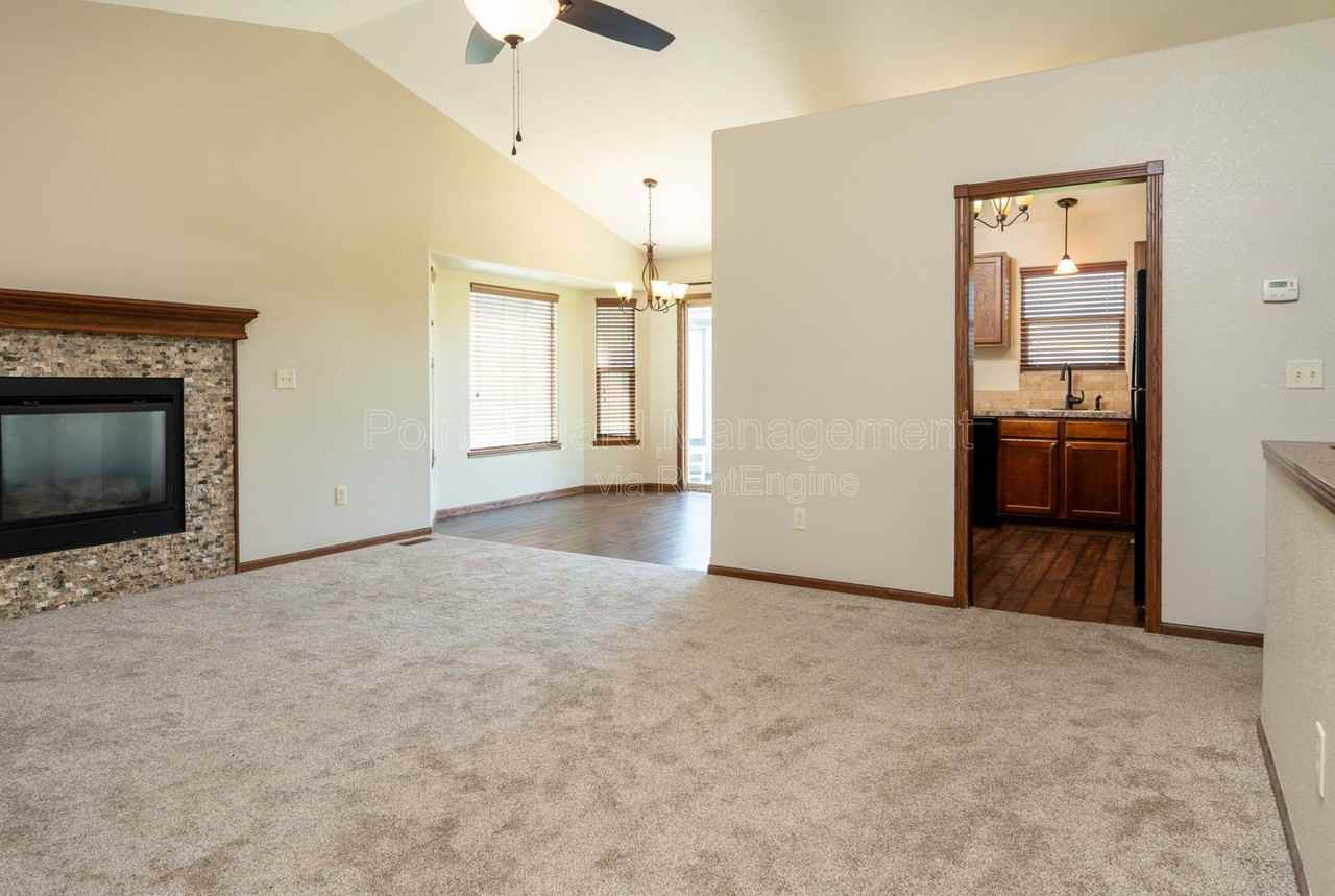 704 S Bristol Cir - Photo 4 of 43