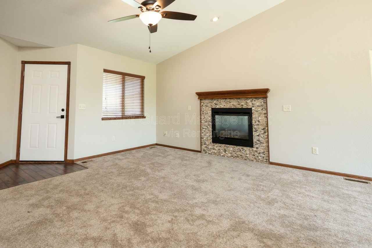 704 S Bristol Cir - Photo 6 of 43