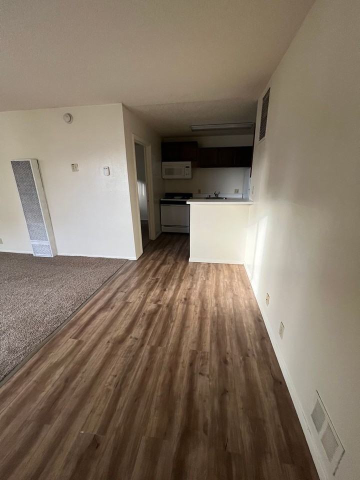 Hilltop House Apartments - Photo 3 of 25