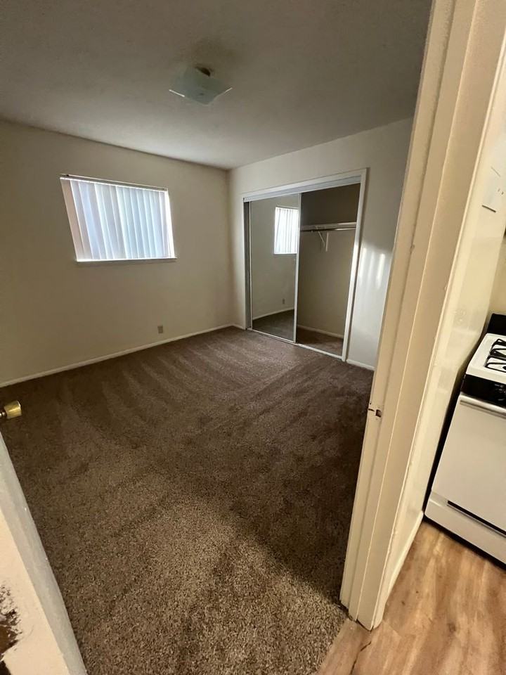 Hilltop House Apartments - Photo 4 of 25