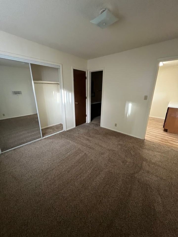 Hilltop House Apartments - Photo 5 of 25