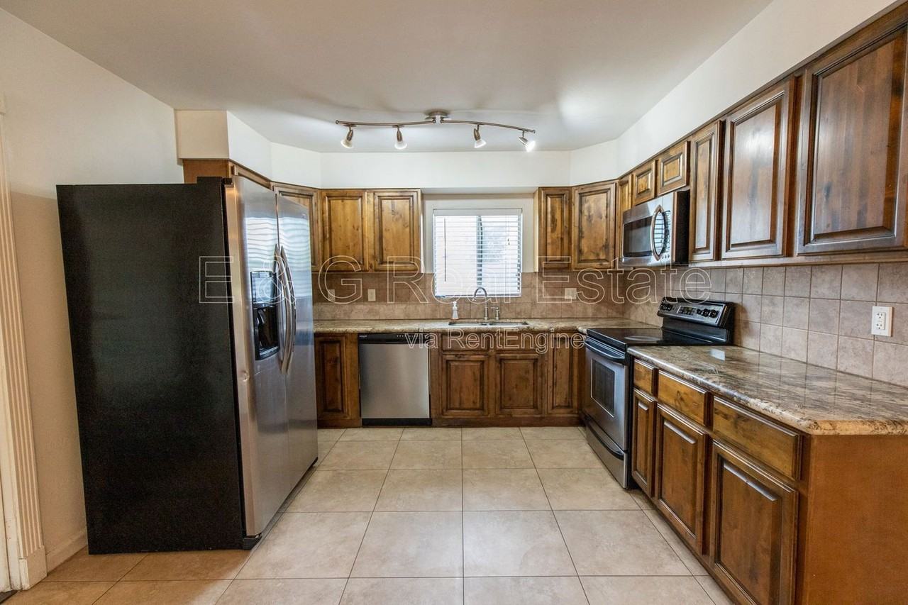 1887 E Watson Dr - Photo 3 of 11