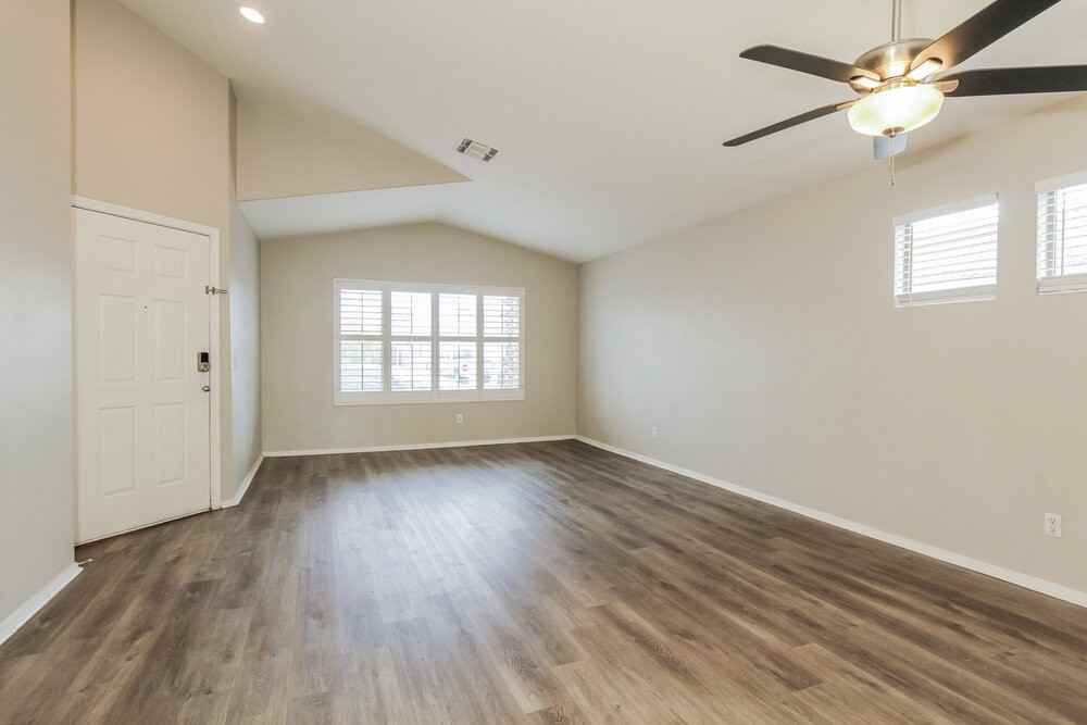 8256 N 112th Ave - Photo 4 of 16