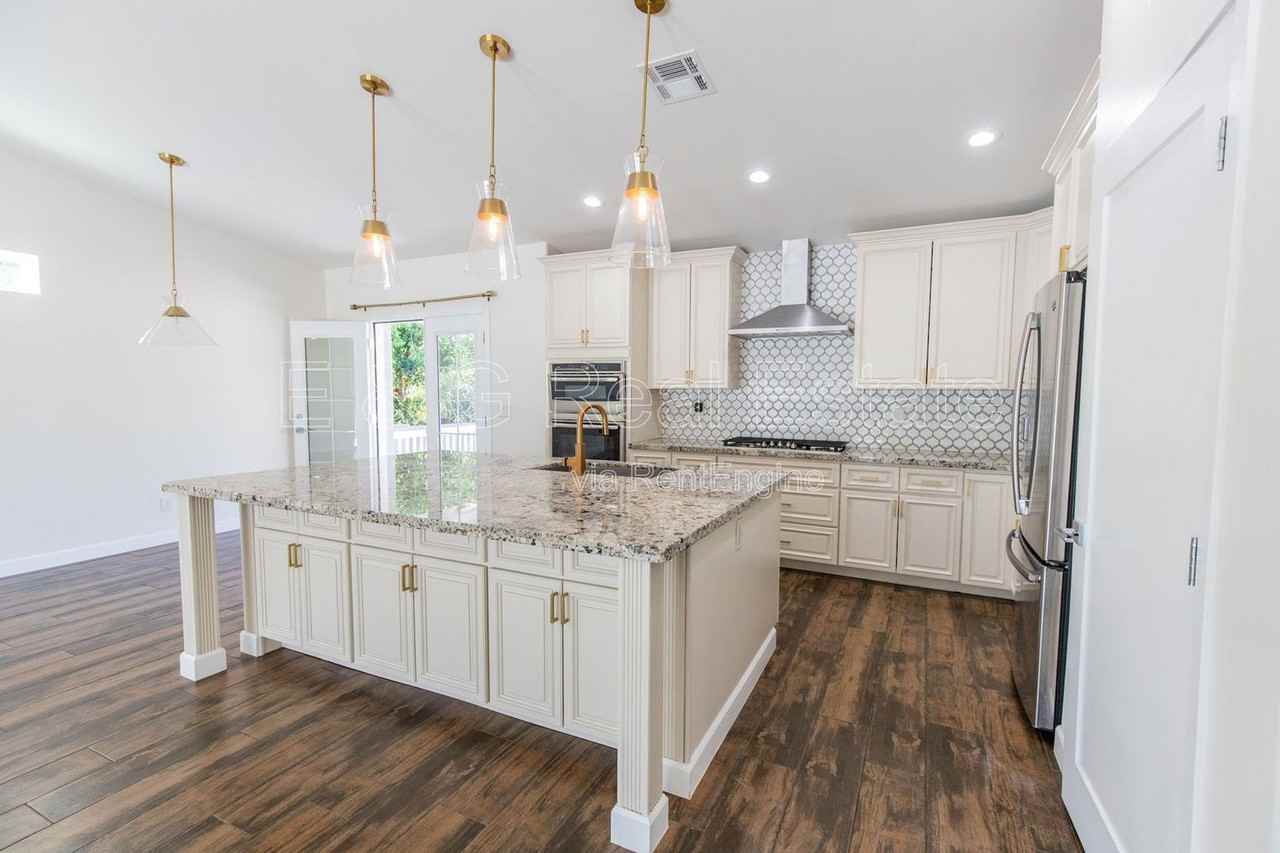 341 E 14th St - Photo 4 of 31