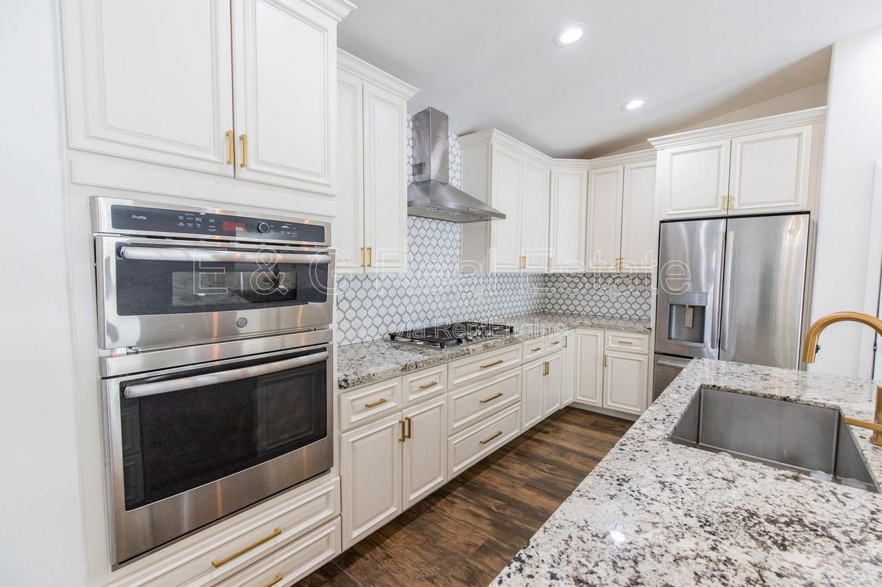 341 E 14th St - Photo 6 of 31