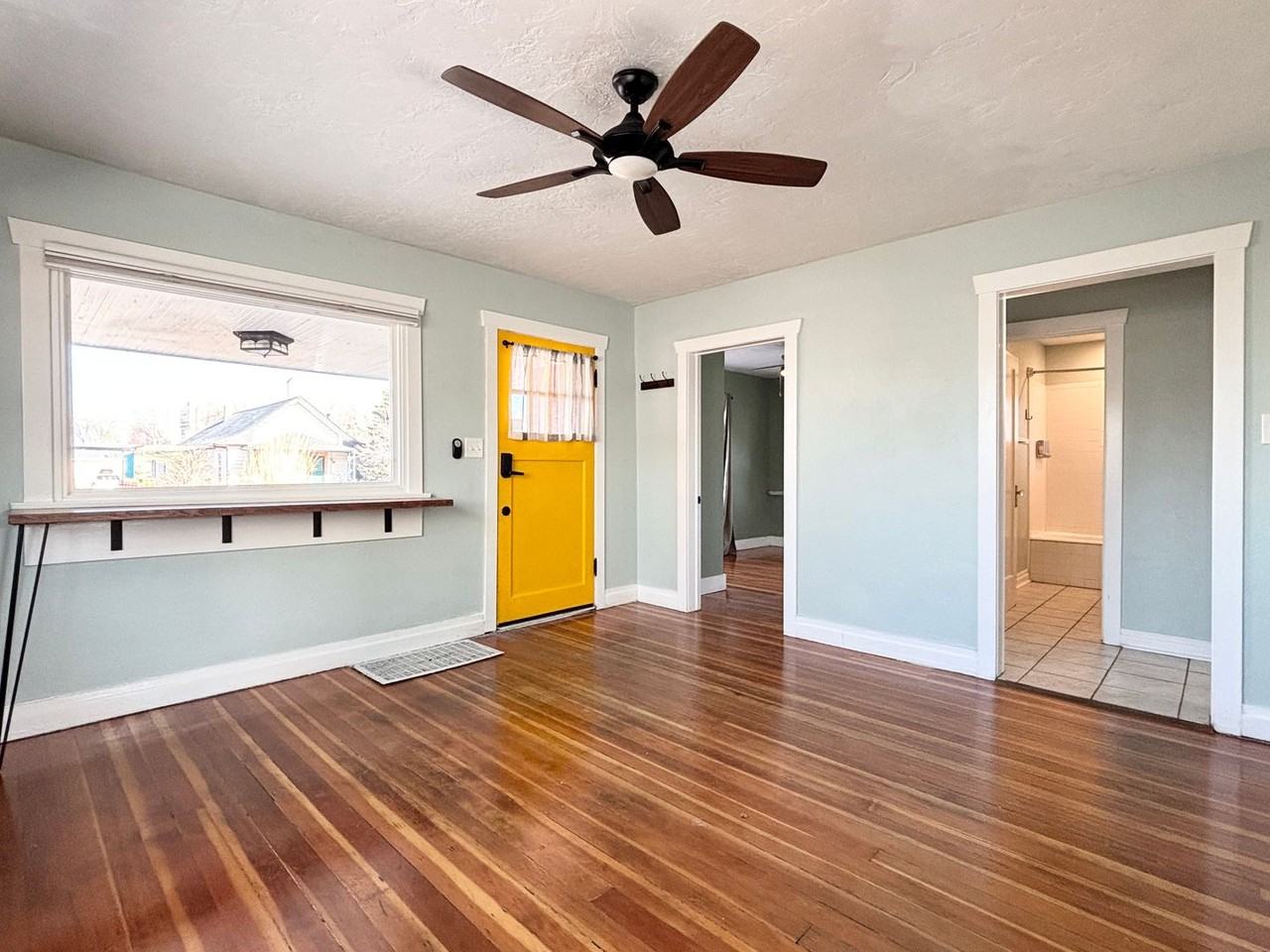 134 E Wentworth Ave - Photo 3 of 24