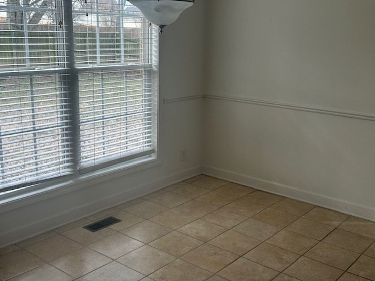 4236 N Woodstock Dr - Photo 5 of 24