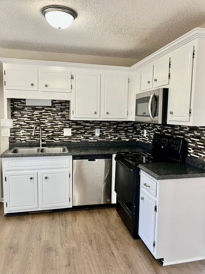 1334 Abigail Ct - Photo 5 of 25