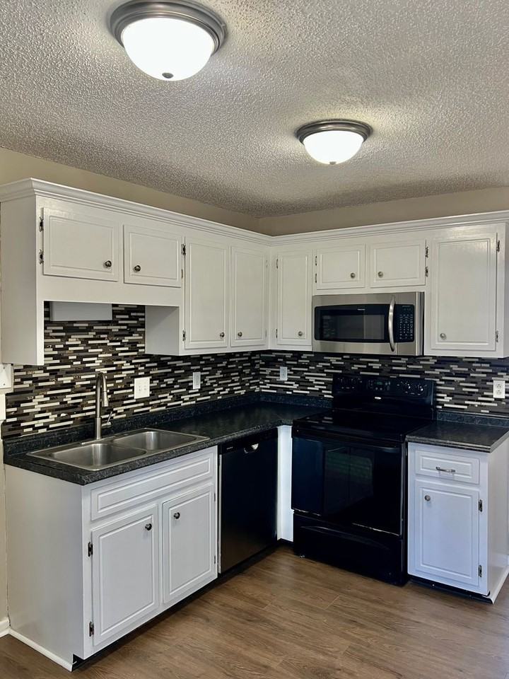 1334 Abigail Ct - Photo 6 of 25