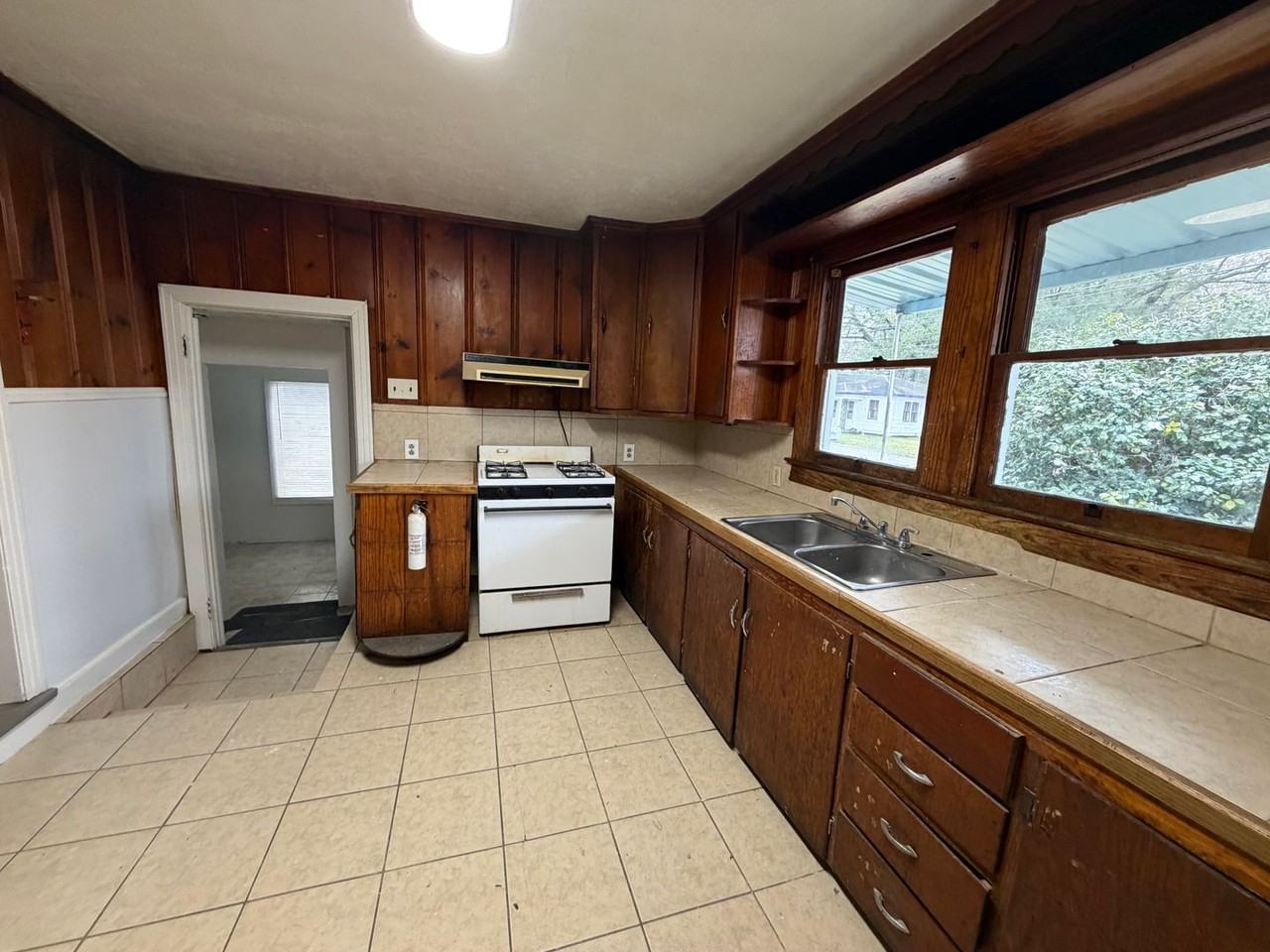 420 Joan St - Photo 4 of 11