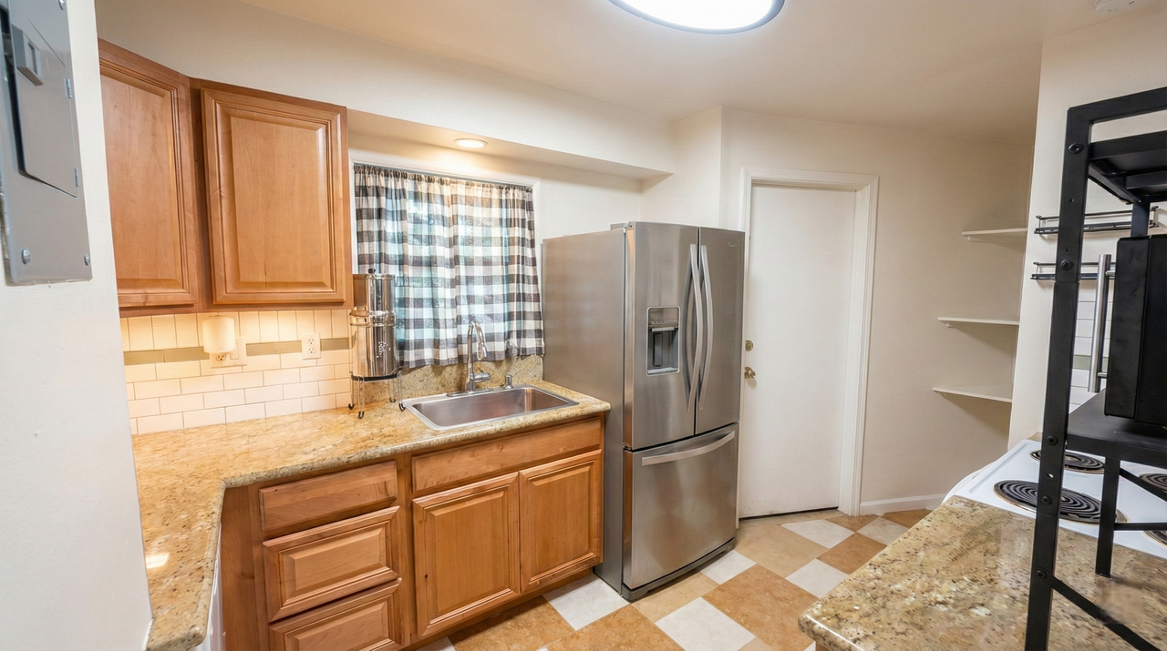 742 Alcatraz Ave - Photo 5 of 8